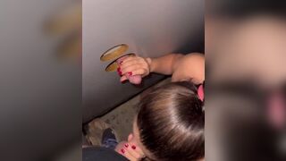 Муж от первого лица записывает любительскую горячую жену, трахающую незнакомца в GloryHole порно